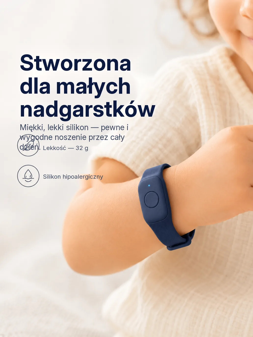 Dziecko z matową granatową opaską Mini Guard na słonecznym placu zabaw