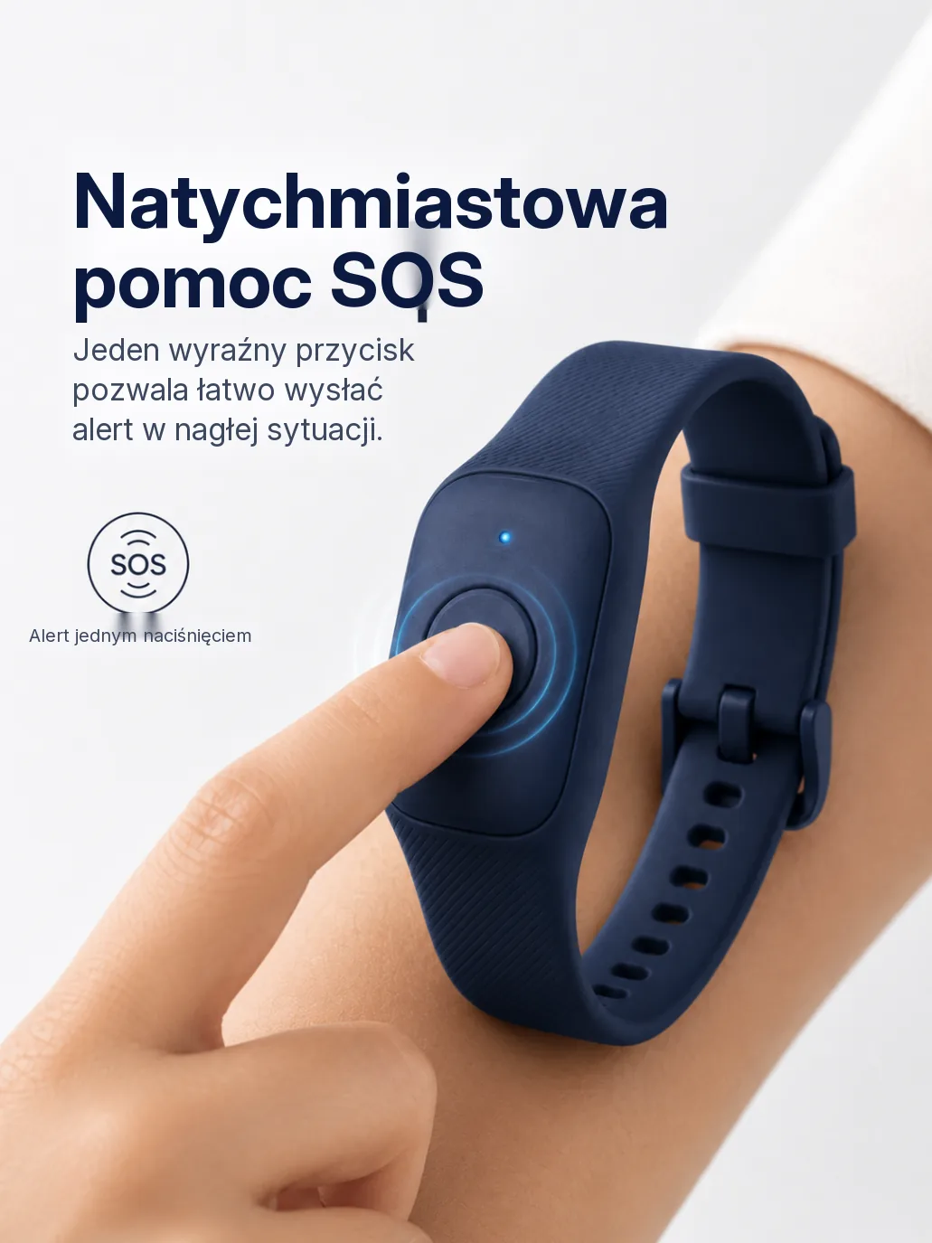 Dłoń dziecka spokojnie naciska pojedynczy przycisk SOS na opasce Mini Guard
