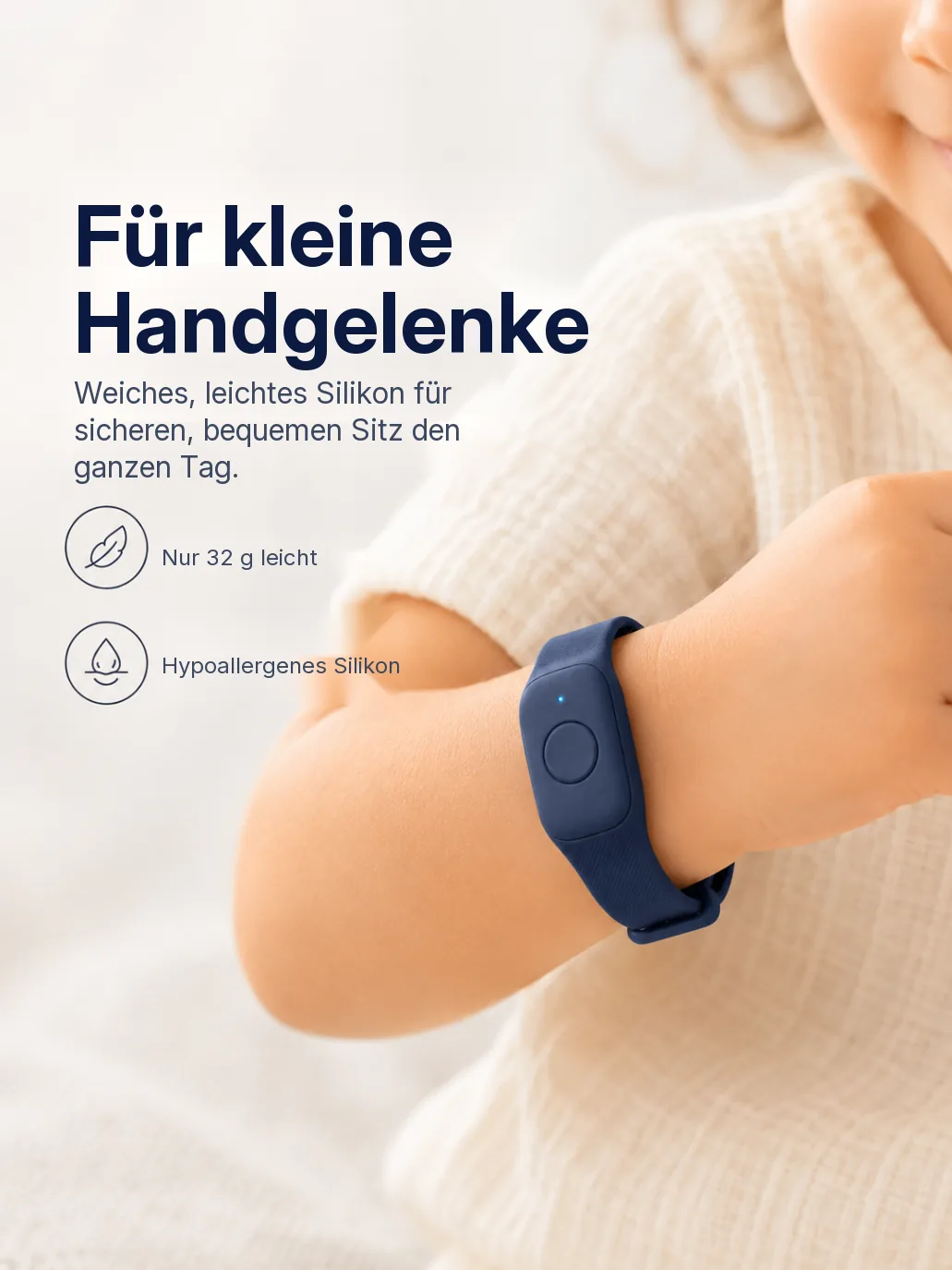 Kind trägt das matte Mini-Guard-Band auf einem sonnigen Spielplatz